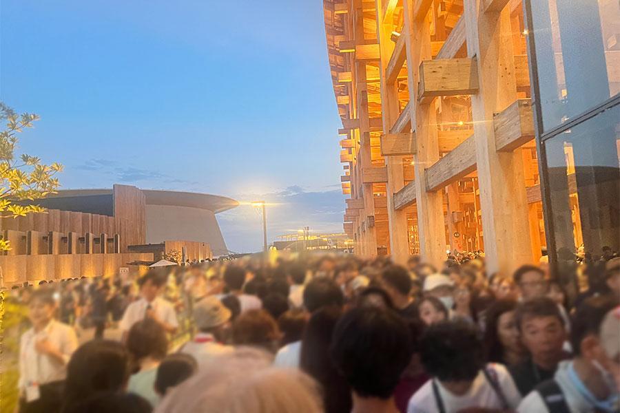 『大阪・関西万博』９月１６日・パレード後の１８時２０分頃、混雑する大屋根リングの様子（Ｌｍａｇａ．ｊｐ撮影）