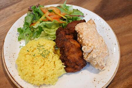 　「チキンハート」の黒黒白チキンセット（１８００円）