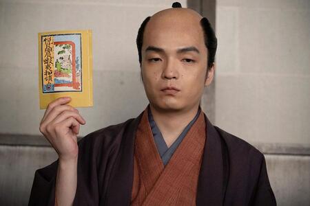 『べらぼう～蔦重栄華乃夢噺～』第３５回より。自身が書いた黄表紙の売上が芳しくないことに拗ねる戯作者・恋川春町（岡山天音）（Ｃ）ＮＨＫ