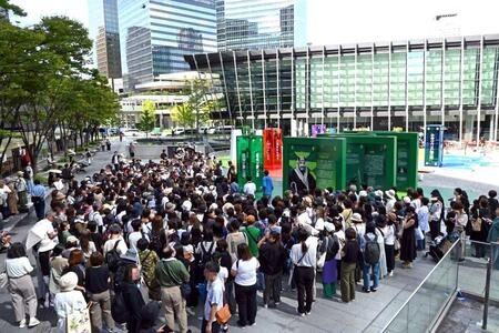 大阪駅前に現れた「サウジアラビア館」は開場前から長い列ができた（９月１９日／うめきた広場）