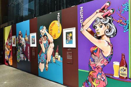 新作の美人画を含む４点の美人画が大型グラフィックで展示