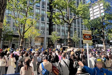 御堂筋ランウェイスタート前、沿道には多くの人が（２０２４年１１月３日撮影）