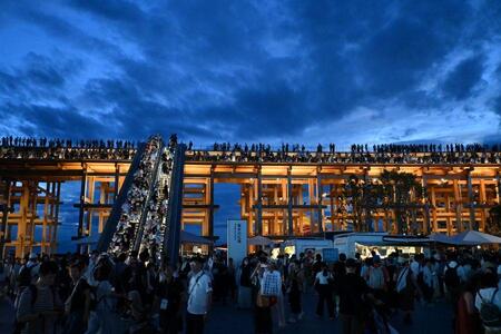 『大阪・関西万博』夜になっても大屋根リングに登る人、降りてくる人で「進歩の広場」はごった返していた（９月１８日１８時３０分ごろ・Ｌｍａｇａ.ｊｐ撮影）