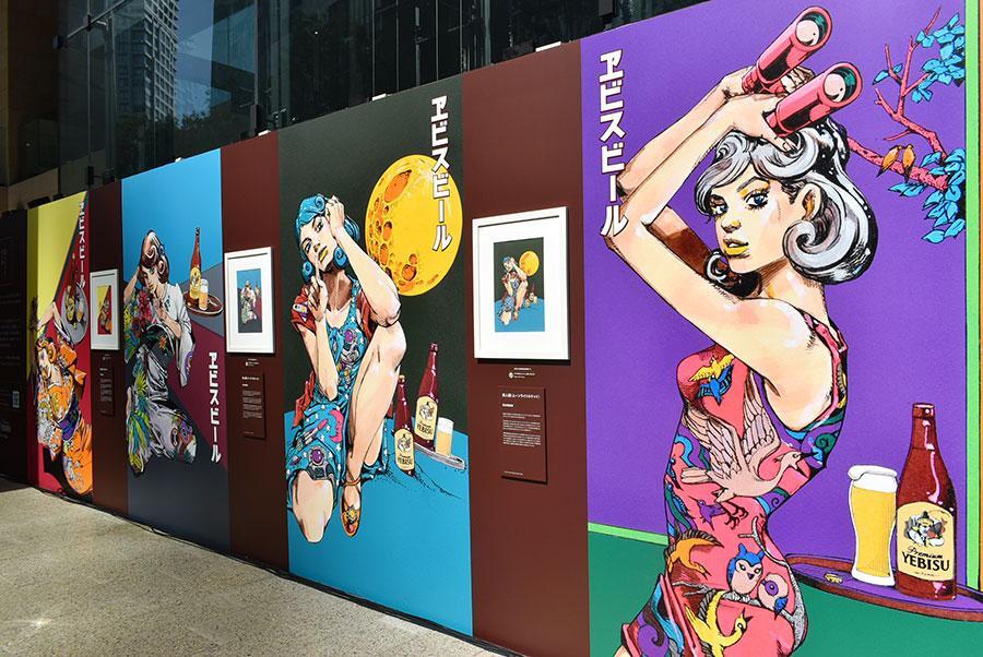 新作の美人画を含む４点の美人画が大型グラフィックで展示