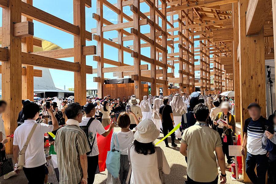 　『大阪・関西万博』９月１９日（金）ナショナルデーの「アラブ首長国連邦」パレードの様子（１０時３０分頃／Ｌｍａｇａ.ｊｐ撮影）