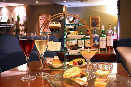 　サントリーのお酒をメニューに取り入れた『ナイトアフタヌーンティー ～１０種の酒に酔いしれる夜～』