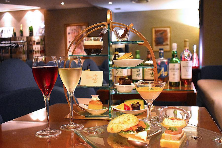 　サントリーのお酒をメニューに取り入れた『ナイトアフタヌーンティー ～１０種の酒に酔いしれる夜～』