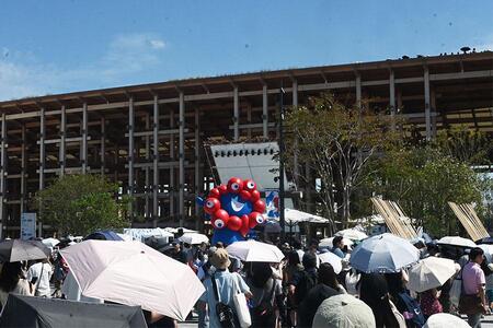 　連日混雑する万博会場。西ゲートのミャクミャク周りにも多くの人が（９月２２日・１２時頃 Ｌｍａｇａ.ｊｐ撮影）