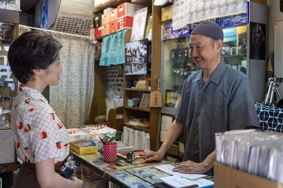 　『あんぱん』第１２６回より。店主・堀井（石橋蓮司）と話すのぶ（今田美桜）©ＮＨＫ