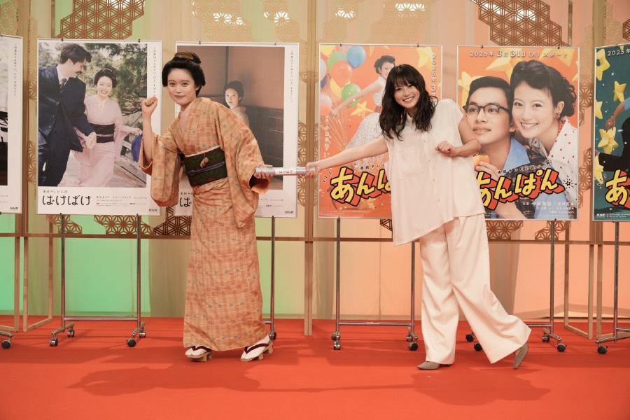 　バトンタッチセレモニーに登場した『ばけばけ』の高石あかり（左）、『あんぱん』の今田美桜（９月２３日・ＮＨＫ大阪放送局）