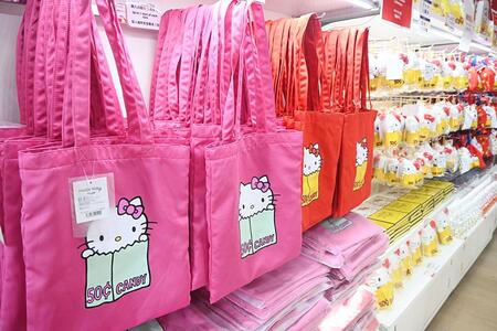 　Ｈｅｌｌｏ Ｋｉｔｔｙ展オリジナル トートバッグ（京都カラー ３５００円）撮影：Ｌｍａｇａ.ｊｐ