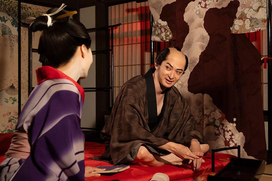 　『べらぼう～蔦重栄華乃夢噺～』第３７回より。花魁・菊園と話す戯作者・北尾政演（古川雄大）©ＮＨＫ