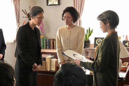 『あんぱん』第129回より。嵩が作ったキャラクターを、のぶの母校の教師・黒井雪子（写真左、瀧内公美）に贈呈するのぶ（写真右、今田美桜）（C）NHK