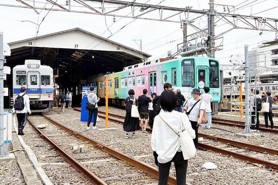 　「ＹＯＡＳＯＢＩ ワンダラ号」の撮影会の様子（９月２５日／和歌山車庫）