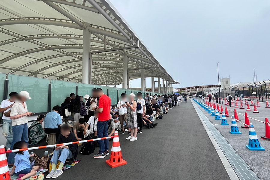 　『大阪・関西万博』東ゲート付近の当日券の待機列（９月２５日・１４時／Ｌｍａｇａ.ｊｐ撮影）