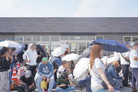 　『大阪・関西万博』会場外の「東ゲート前チケット引換所」外観（９月２６日・１０時／Ｌｍａｇａ.ｊｐ撮影）