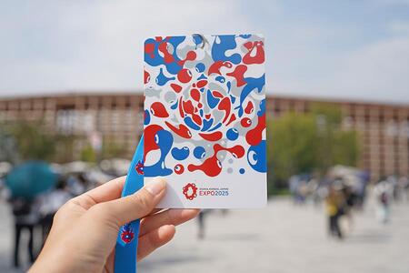 　『大阪・関西万博』で購入できる「記念チケット」には「こみゃく」が描かれている（９月２６日／Ｌｍａｇａ.ｊｐ撮影）