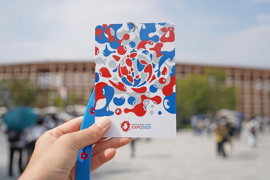 　『大阪・関西万博』で購入できる「記念チケット」には「こみゃく」が描かれている（９月２６日／Ｌｍａｇａ.ｊｐ撮影）