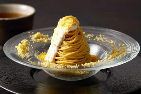 　『阪神モンブラン展』に初登場する「和栗や Ｍｏｎｔ Ｂｌａｎｃ ＳＴＹＬＥ」のプレミアムモンブラン 人丸-ＨＩＴＯＭＡＬＵ-〈オーナー厳選の茎ほうじ茶付き〉（１人前３３００円）