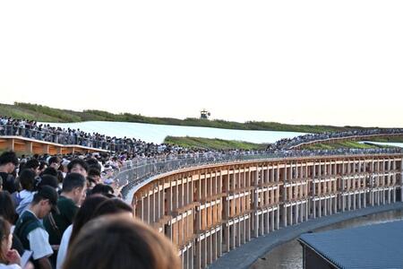 　「大阪・関西万博」の大屋根リングで花火を待つひとたち（９月２７日１８時頃 Ｌｍａｇａ.ｊｐ編集部撮影）