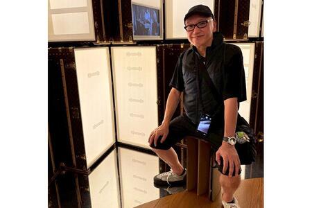 　代表取締役社長の松田さん自ら、実際に段ボール製の腰掛けを万博会場で使用（８月末ころ）