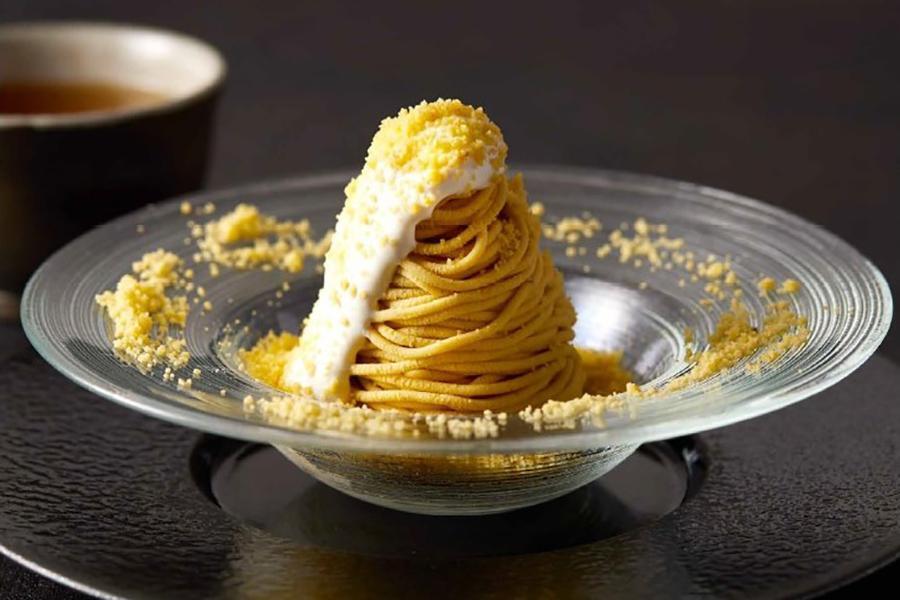 　『阪神モンブラン展』に初登場する「和栗や Ｍｏｎｔ Ｂｌａｎｃ ＳＴＹＬＥ」のプレミアムモンブラン 人丸-ＨＩＴＯＭＡＬＵ-〈オーナー厳選の茎ほうじ茶付き〉（１人前３３００円）