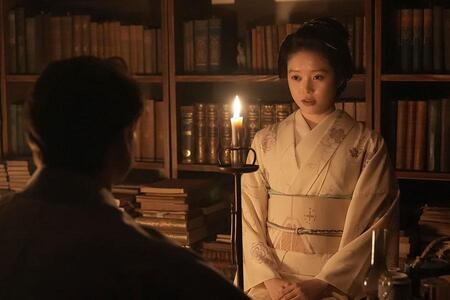 　『ばけばけ』第１回より。外国人の夫・ヘブンに怪談を話す主人公・トキ（高石あかり）　©ＮＨＫ