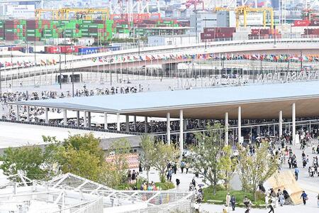 　続々と人が入ってくる東ゲート付近（９月２８日 昼１２時頃 Ｌｍａｇａ.ｊｐ撮影）