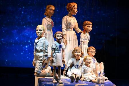 手作りの人形たち一体一体表情が異なり、衣装もさまざま（９月２４日 大阪・関西万博）