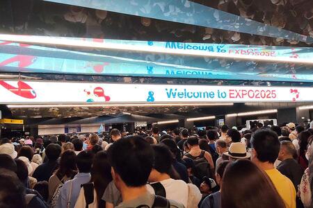 『大阪・関西万博』へ向かう人々。会場直結の大阪メトロ「夢洲駅」改札前の様子（９月２９日・１１時４０分／Ｌｍａｇａ.ｊｐ撮影）