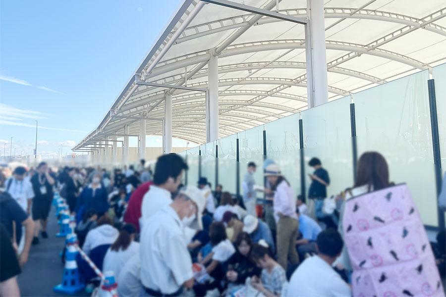 9月30日 朝8時50分頃の万博会場。未使用券→当日券の引き換えを求めて多くの人が並ぶ（Lmaga.jp撮影）