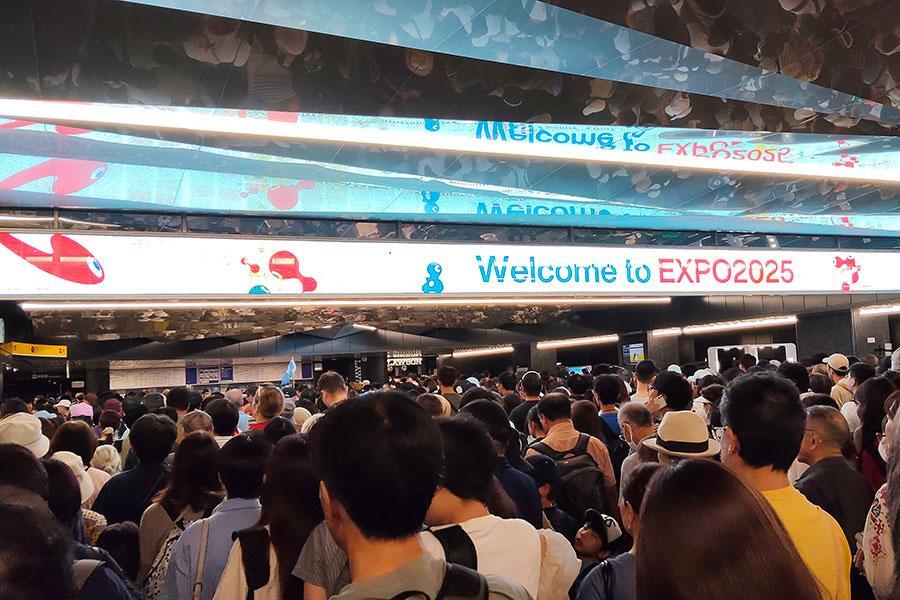『大阪・関西万博』へ向かう人々。会場直結の大阪メトロ「夢洲駅」改札前の様子（９月２９日・１１時４０分／Ｌｍａｇａ.ｊｐ撮影）