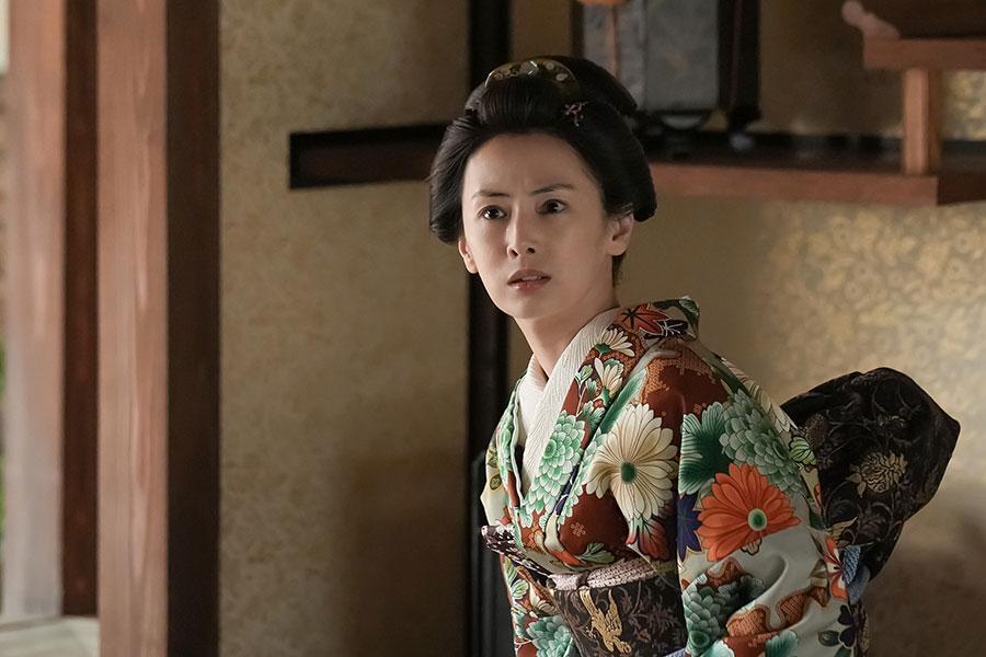 『ばけばけ』第2回より。驚いた表情を見せる雨清水タエ（北川景子）（C）NHK