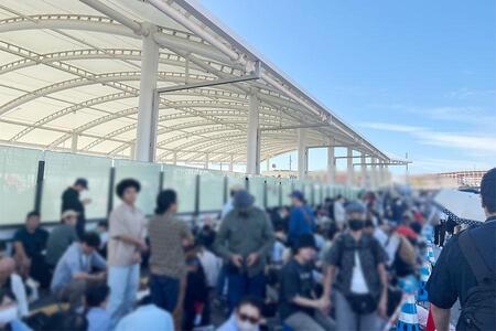 ９月３０日 朝８時５０分頃の万博会場。未使用券←当日券の引換を求めて多くの人が並ぶ（Ｌｍａｇａ.jp撮影）