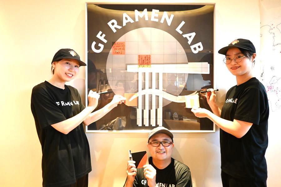 店舗責任者の三浦さんは、半年かけてチームワークも良くなってきたので、残り少ないのがさみしいと話す（９月２７日／大阪・関西万博）