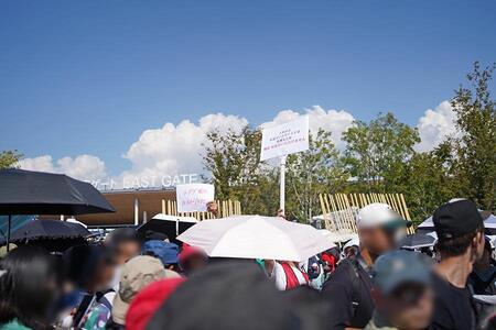 　『大阪・関西万博』では１０月１日から「ラブブ×ミャクミャク」コラボグッズの抽選販売がスタート。大丸松坂屋百貨店には大行列ができた（１２時２０分／Ｌｍａｇａ.ｊｐ撮影）