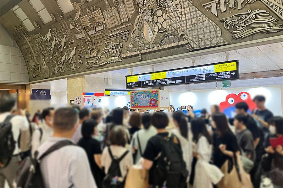 　大阪駅で開催中の『世界のミャクミャク展』（１０月２日・１６時頃 Ｌｍａｇａ.ｊｐ撮影）