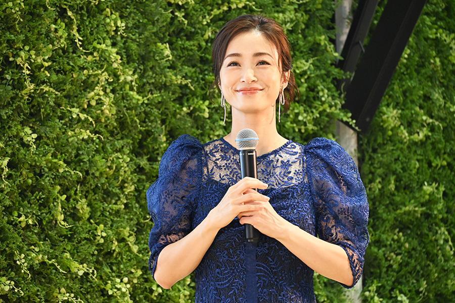 　「ハグミュージアム」式典中も終始観客に笑顔を見せていた上戸彩（１０月３日・大阪市内）