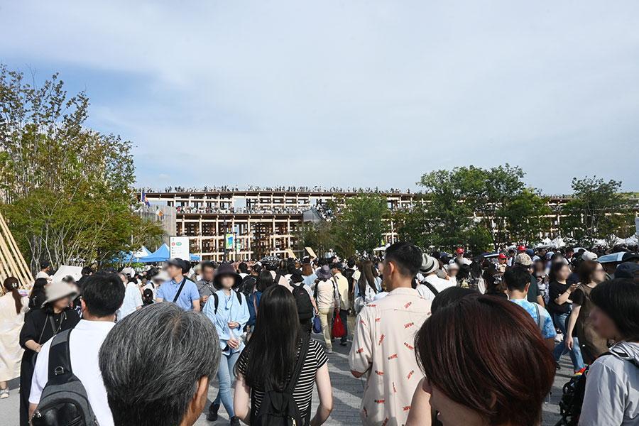 　『大阪・関西万博』大屋根リングや西ゲート付近、人でいっぱいの様子（１０月２日・１６時半頃／Ｌｍａｇａ.ｊｐ撮影）