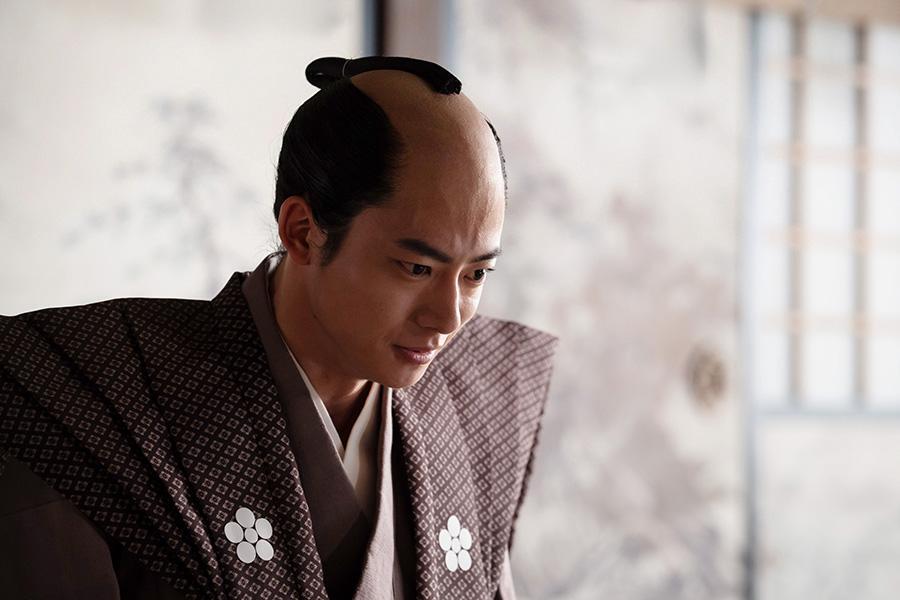 　『べらぼう～蔦重栄華乃夢噺～』第３７回より。紀州藩主・徳川治貞と話す老中・松平定信（井上祐貴）©ＮＨＫ