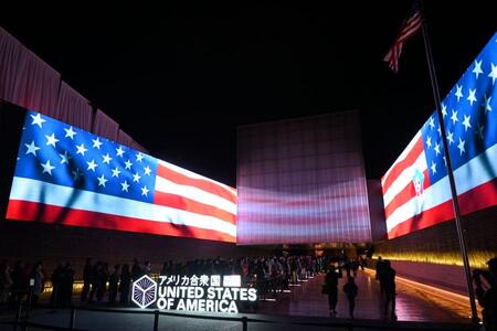 　「アメリカパビリオン」の夜の外観。開幕日には、こんなに並ぶこともなかったのだが…（４月１３日 大阪・関西万博）