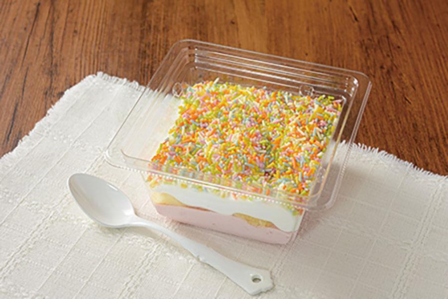 　ローソン週末限定スイーツ「よくばりカラフルケーキ」（６２１円）