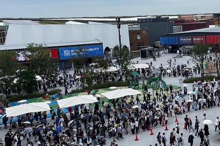 　雨スタートとなった大阪・関西万博。生憎の天気も人気パビリオンには行列が（１０月４日 １１時頃 Ｌｍａｇａ.ｊｐ撮影）