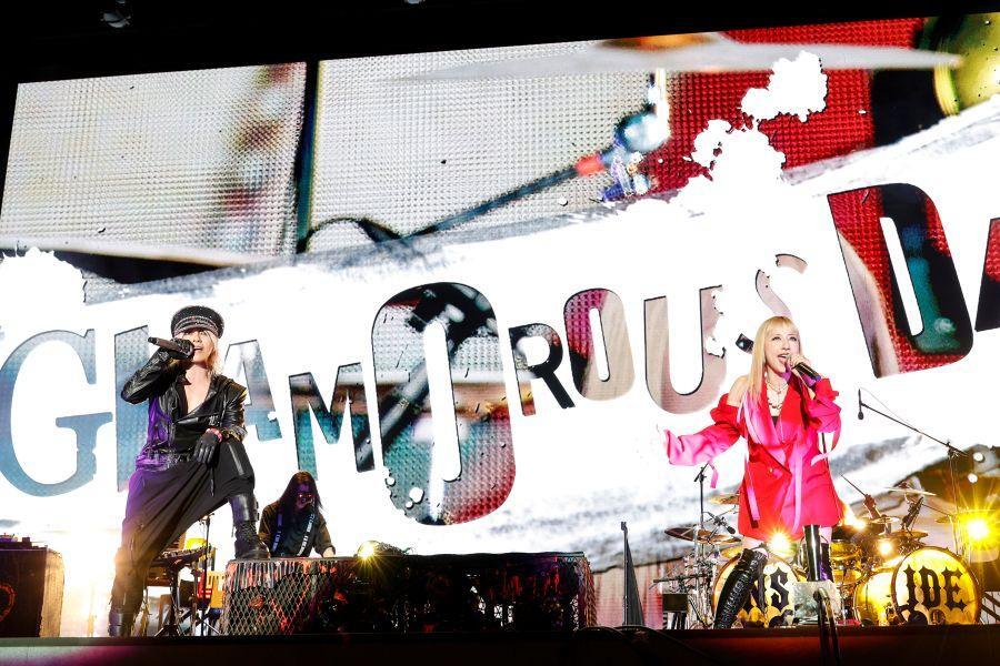 　ゲストの玉置成実と一緒に歌うＨＹＤＥ（１０月３日 大阪・関西万博　撮影:田中和子）