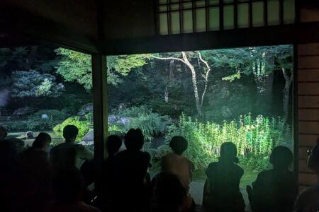 『電子音楽の夕べ』非日常空間を五感で楽しむ人たち(8月30日 法然院)