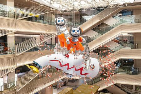 　「ＬＵＣＡ号」に加え、「ＬＵＣＡ号」の背中に乗る１体、宙を飛ぶ２体の「ＳＨＩＰ’Ｓ ＣＡＴ」に「ＭＡＳＫ」の他の収蔵作品を組み合わせる展示が実現