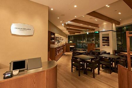 　「ＤＥＡＮ＆ＤＥＬＵＣＡ 大阪」によるレストラン「マーケットテーブル」内観