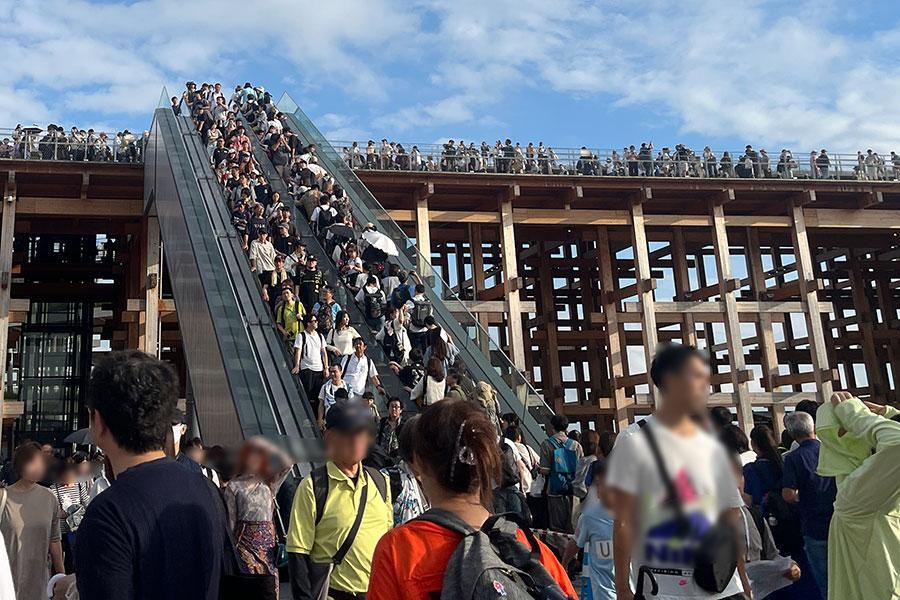 　『大阪・関西万博』風が気持ちよく、大屋根リング上を楽しむ人が多かった（１０月５日・１７時半頃／Ｌｍａｇａ.ｊｐ撮影）