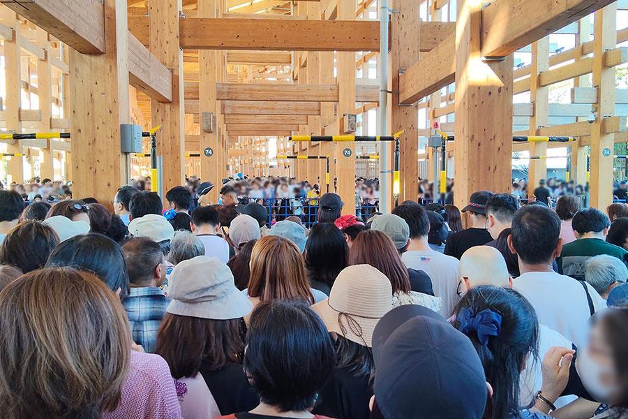 『大阪・関西万博』に訪れた天皇皇后両陛下を一目見ようと、通路である大屋根リング下に集まった人々（10月6日・15時20分頃／Lmaga.jp撮影）