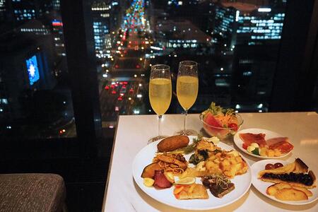 　眼下には御堂筋の絶景「カンデオホテルズ大阪ザ・タワー」１７階で開催「ザ・シーズ スカイダイニング オータムビュッフェ」